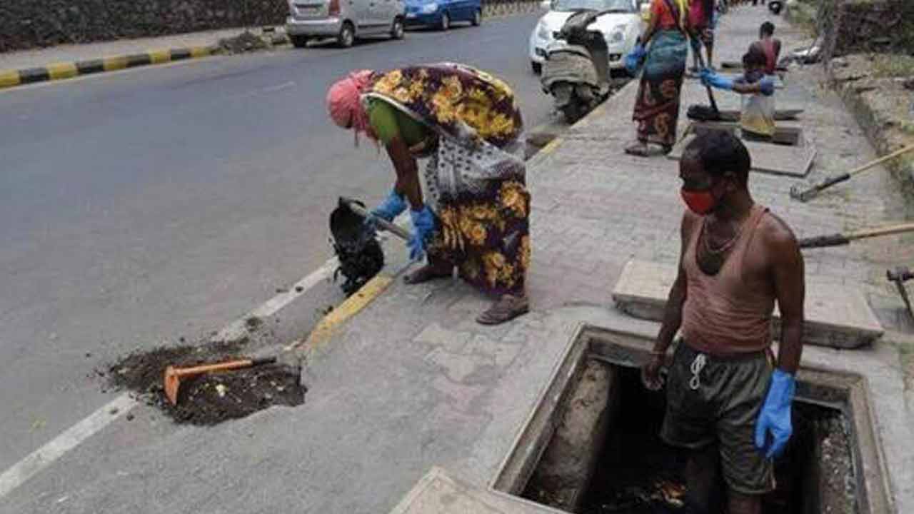 పారిశుద్ధ్య కార్మికుల వేతనాలకు నిధులు విడుదల