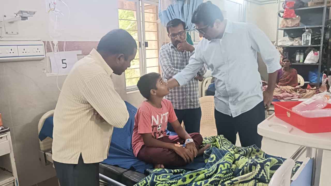 MLA Sanjay | గురుకుల పాఠశాల విద్యార్థులను పరామర్శించిన ఎమ్మెల్యే సంజయ్