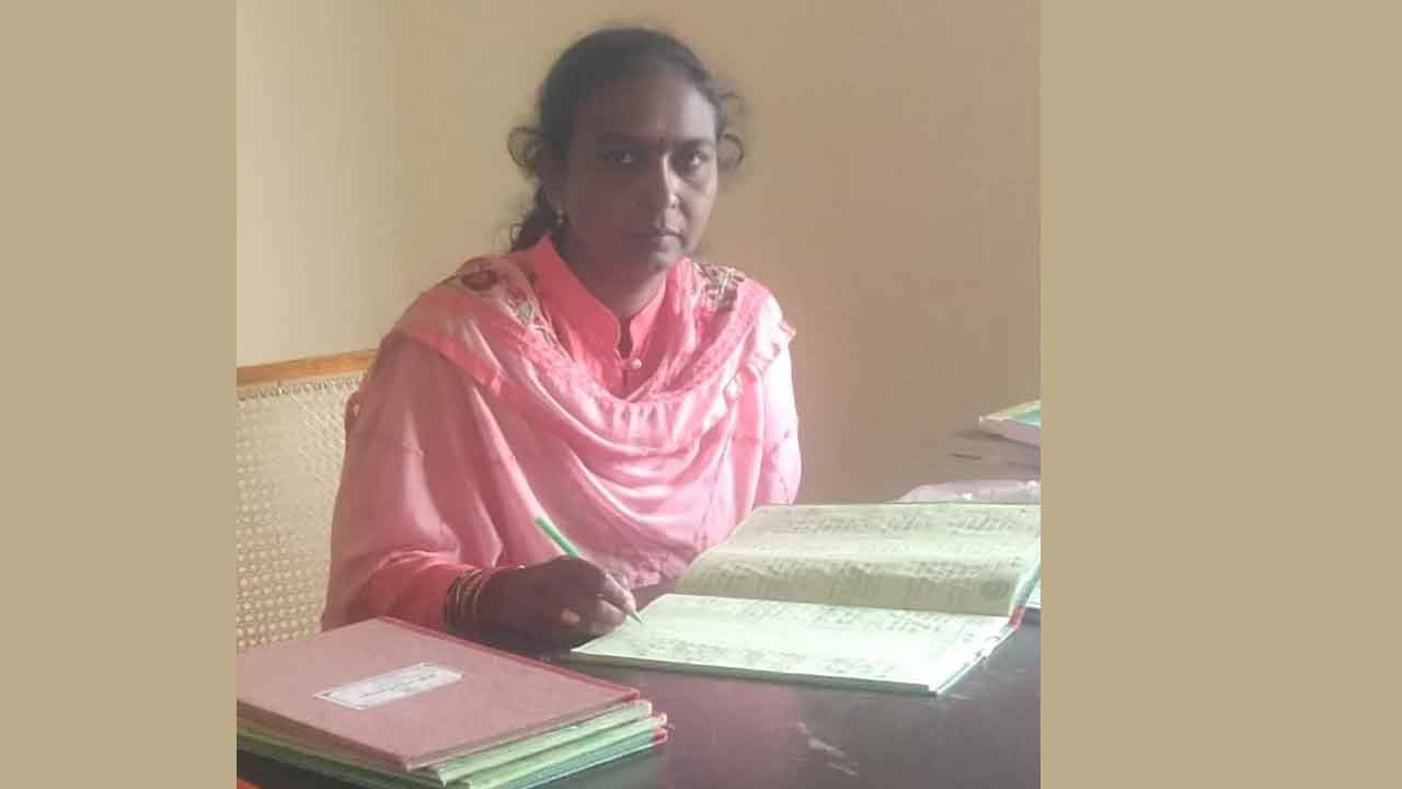 దళిత ఉద్యోగినికి వేధింపులు