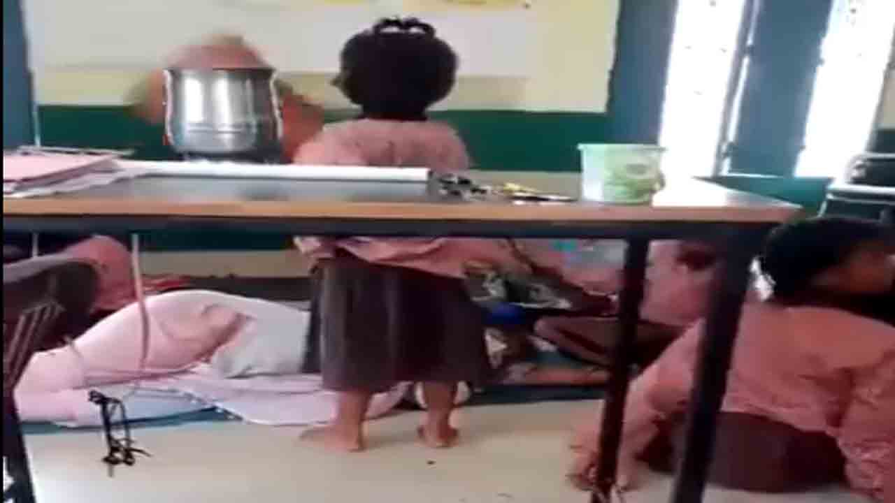 school principal caught sleeping | తరగతిలో నిద్రించిన మహిళా ప్రిన్సిపాల్‌.. గాలి విసిరిన   స్టూడెంట్స్‌