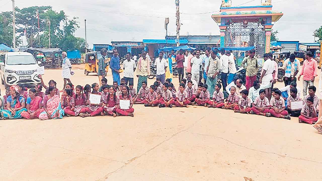సారూ.. మాకు టీచర్లు కావాలె