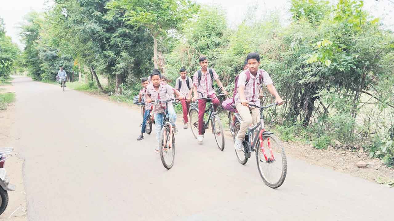 బడి రూట్‌లో బస్సు బంద్‌!