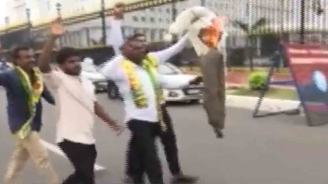 Secretariat | సచివాలయం ఎదుట సీఎం రేవంత్ రెడ్డి దిష్టిబొమ్మ దహనం