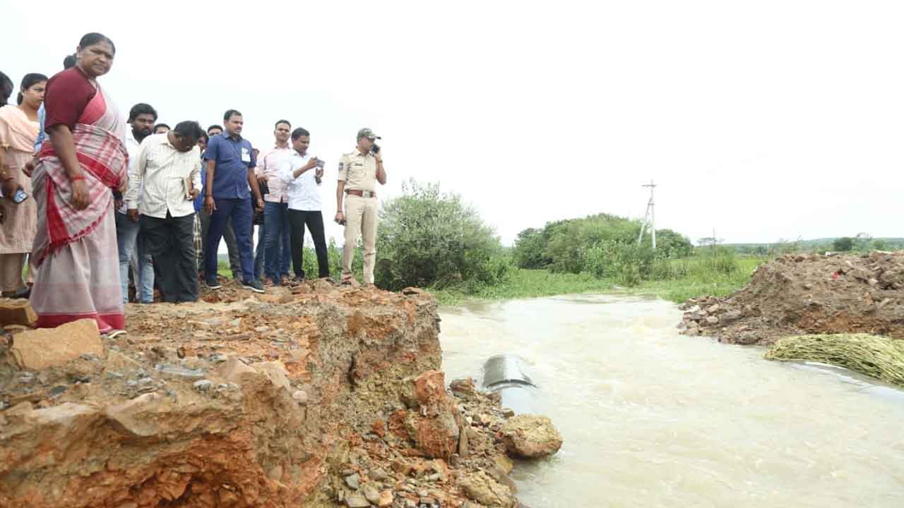 Minister Seethakka | ములుగు జిల్లాలో రాళ్లవాగును పరిశీలించిన మంత్రి సీతక్క
