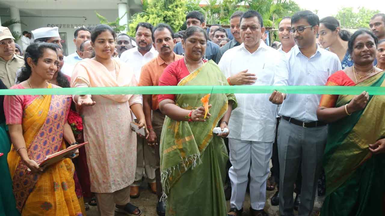 Minister Seethakka | ఇందిరా మహిళా శక్తి క్యాంటీన్‌ను ప్రారంభించిన మంత్రి సీతక్క