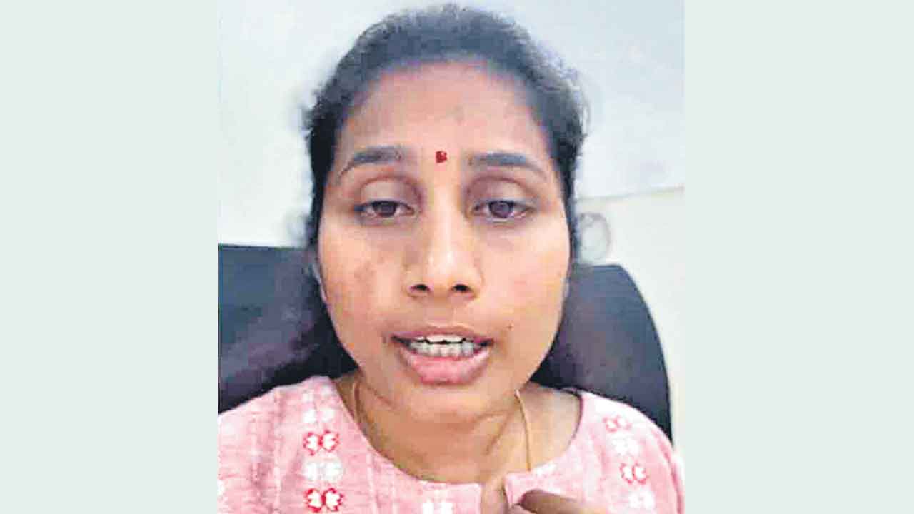 ప్రశ్నిస్తే.. పెయిడ్‌ ఆర్టిస్టా?