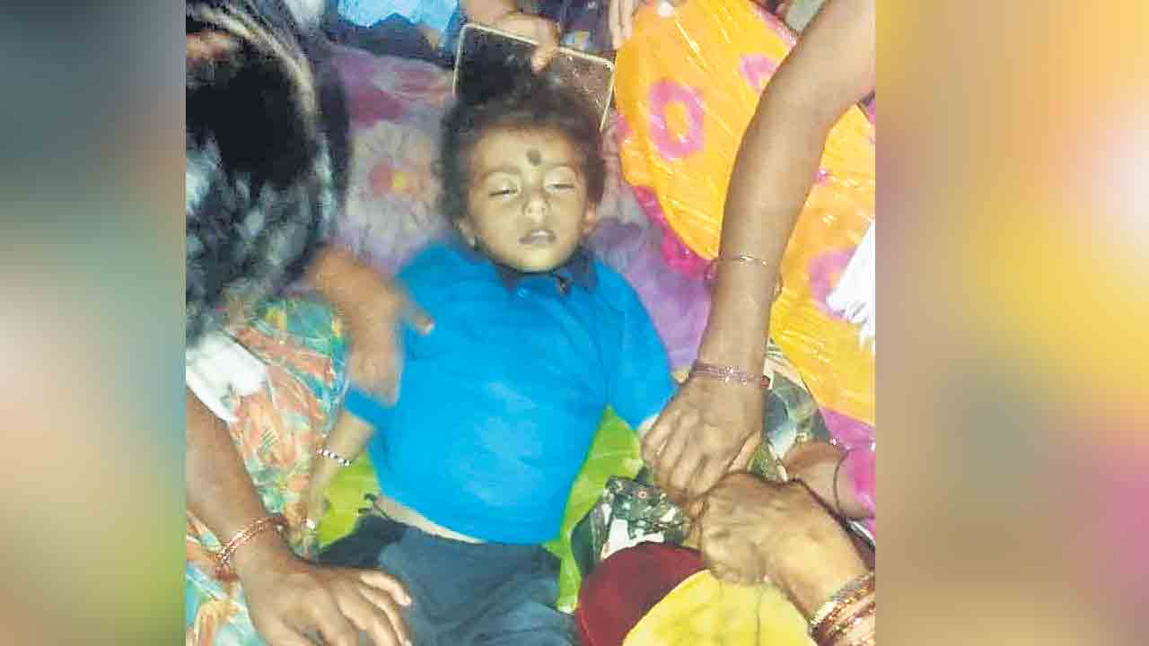 నీటి తొట్టిలో పడి బాలుడు మృతి