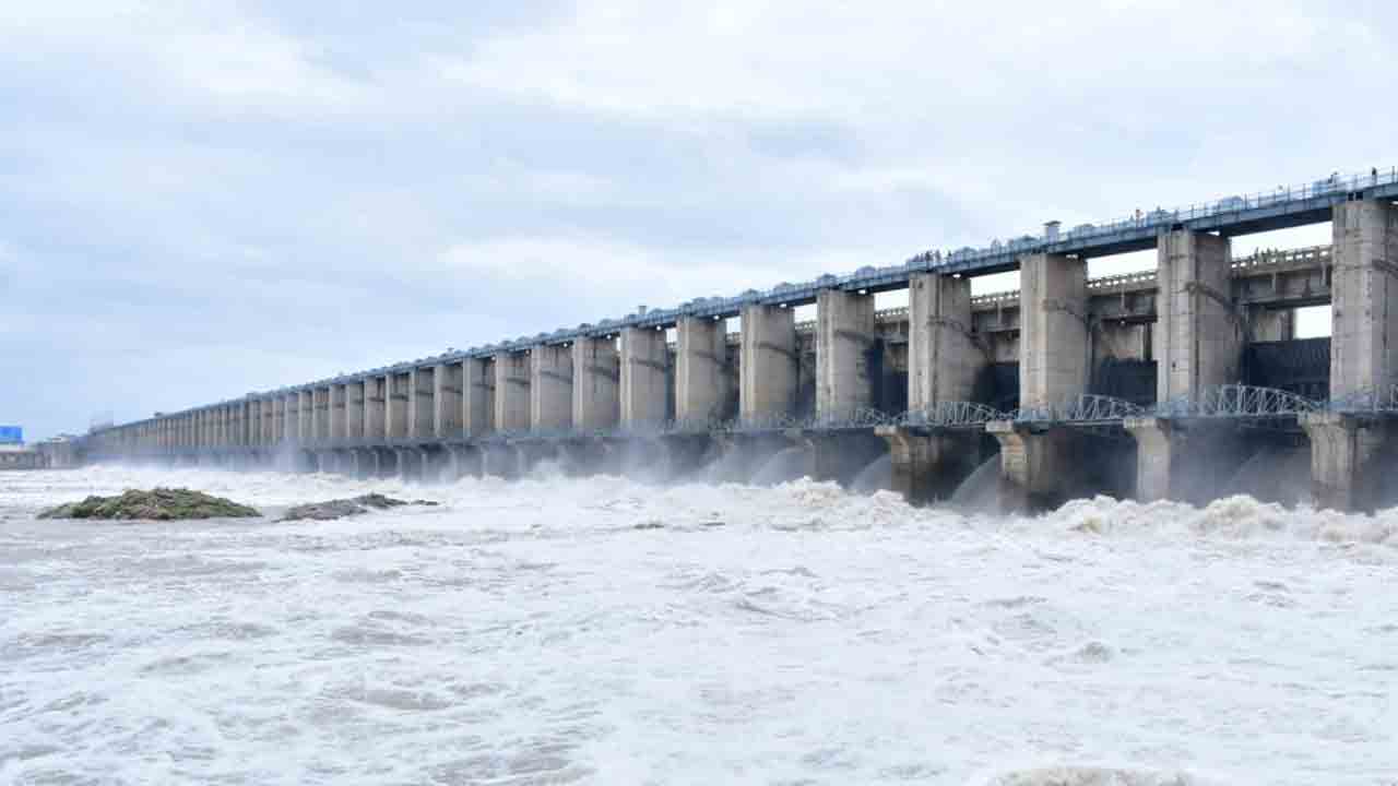 ఉప్పొంగిన కృష్ణమ్మ