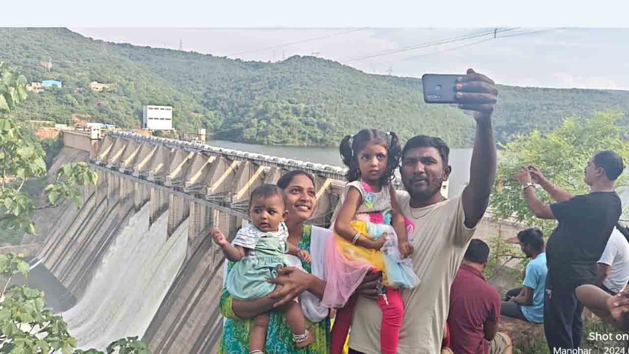 పర్యాటకుల సందడి