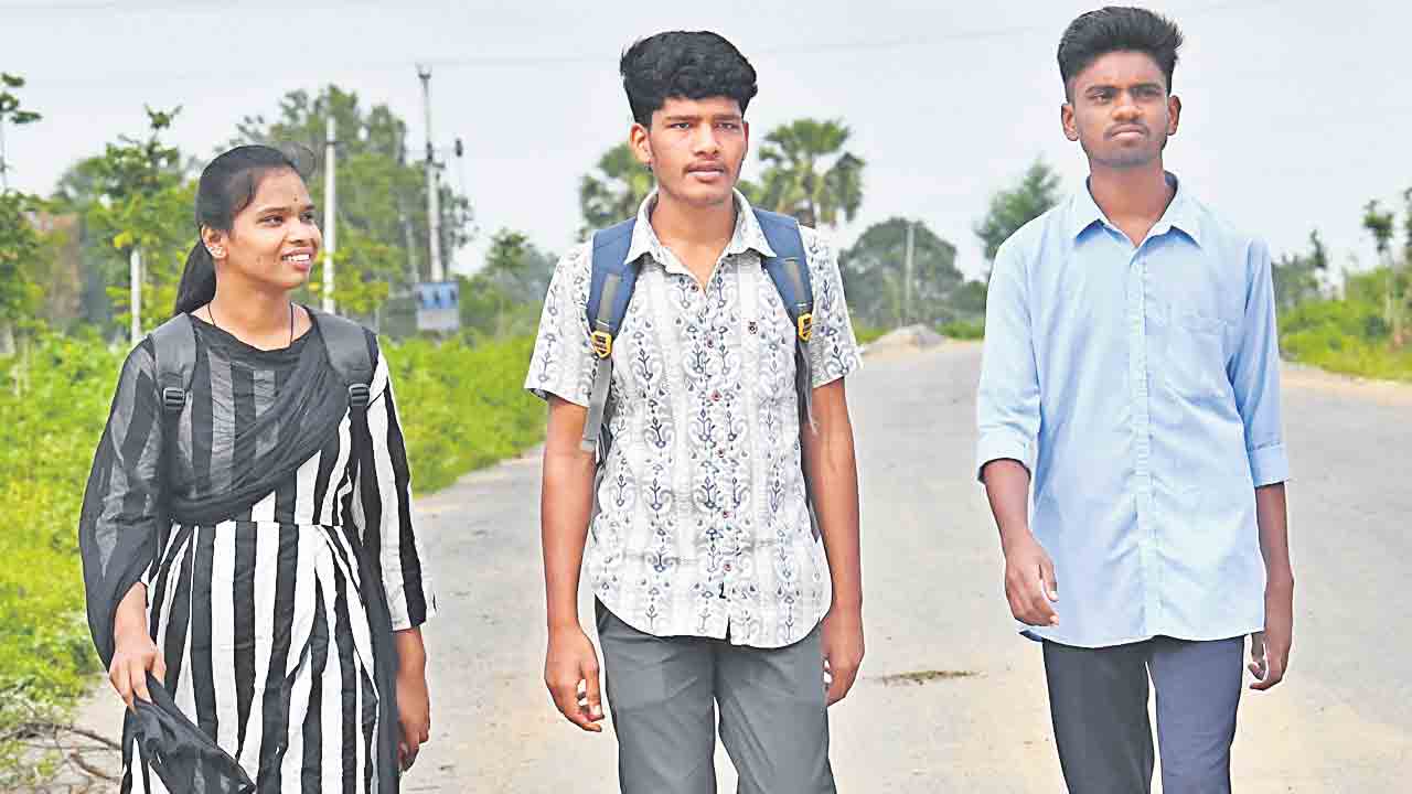 వేలమంది విద్యార్థులు.. నడిచేది 13 బస్సులే