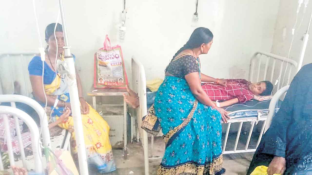 మధ్యాహ్న భోజనం తిని విద్యార్థులకు అస్వస్థత