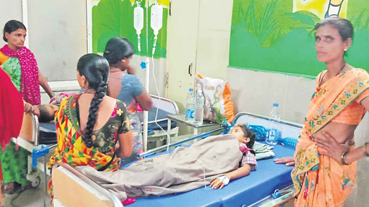 18 మంది విద్యార్థులకు అస్వస్థత