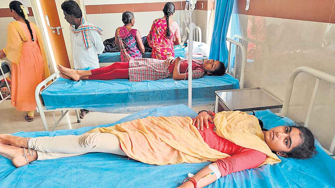 మాడల్‌ స్కూల్‌లో ఫుడ్‌ పాయిజన్‌