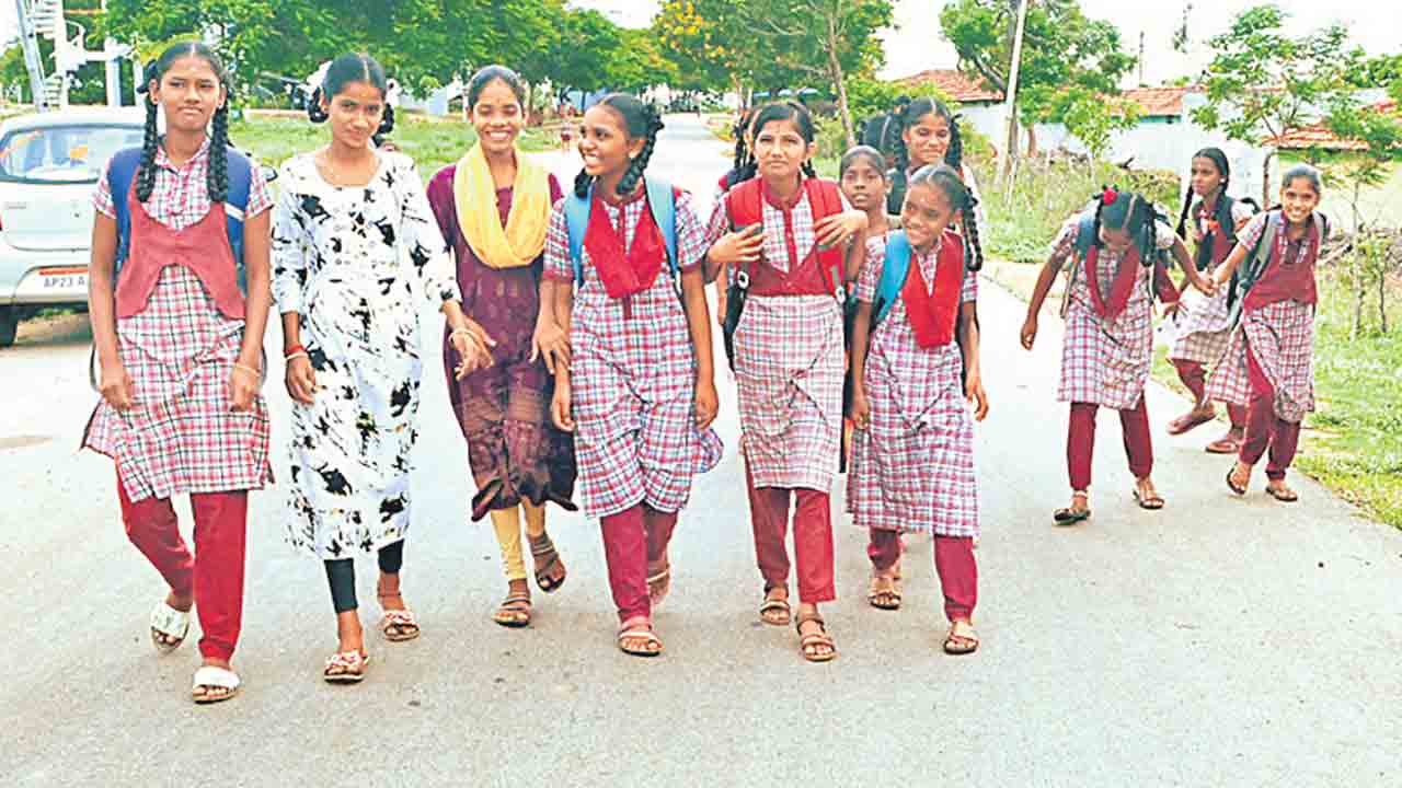 బస్సుల్లేక బడికి తిప్పలు