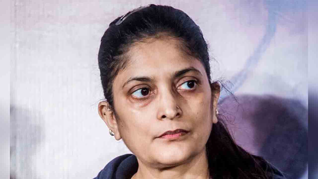 Sudha Kongara | సావర్కర్‌ను ఫూలేతో పోల్చినందుకు క్షమాపణలు చెప్పిన సుధా కొంగర