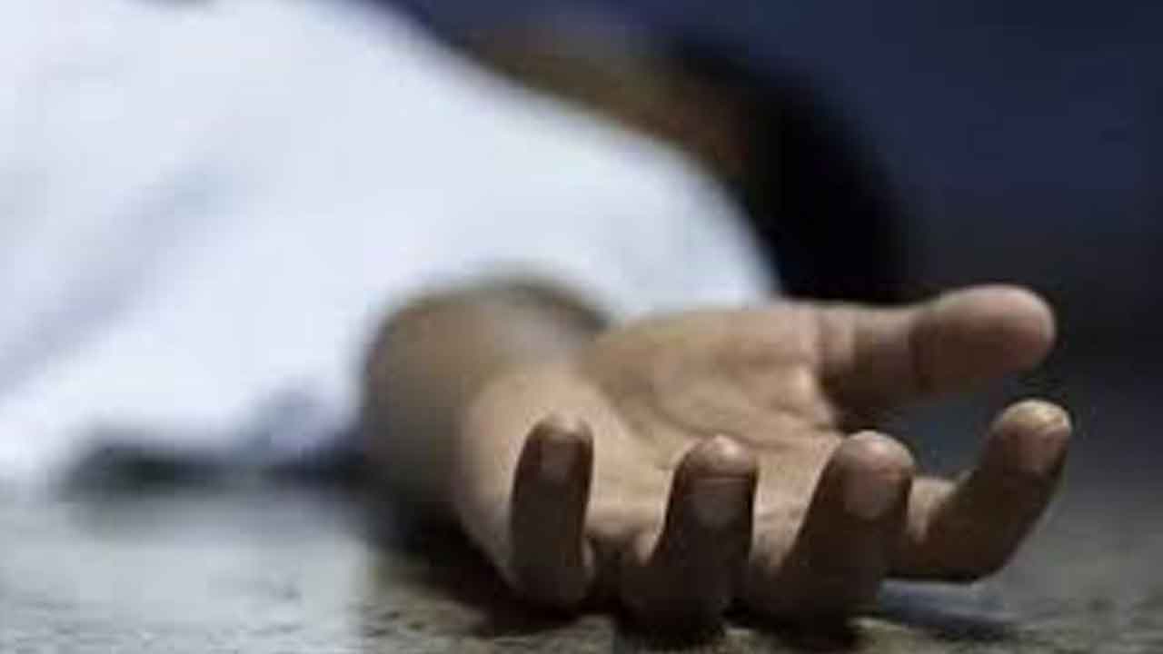 Student suicide | బెట్టింగ్‌ వ్యసనానికి విద్యార్థి బలి.. రైలు కిందపడి ఆత్మహత్య