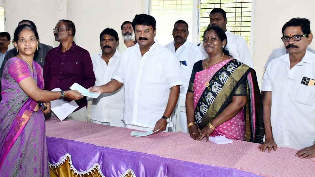 MLA Talasani | కల్యాణ లక్ష్మి చెక్కులను పంపిణీ చేసిన ఎమ్మెల్యే తలసాని