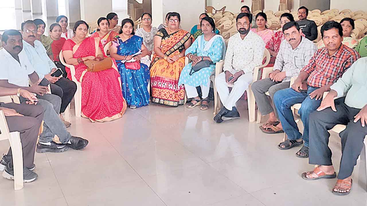 Gurukula Transfers | పండుగపూట పడిగాపులు.. గురుకుల సిబ్బందిని కౌన్సెలింగ్‌కు పిలిచి.. చెప్పకుండా వాయిదా