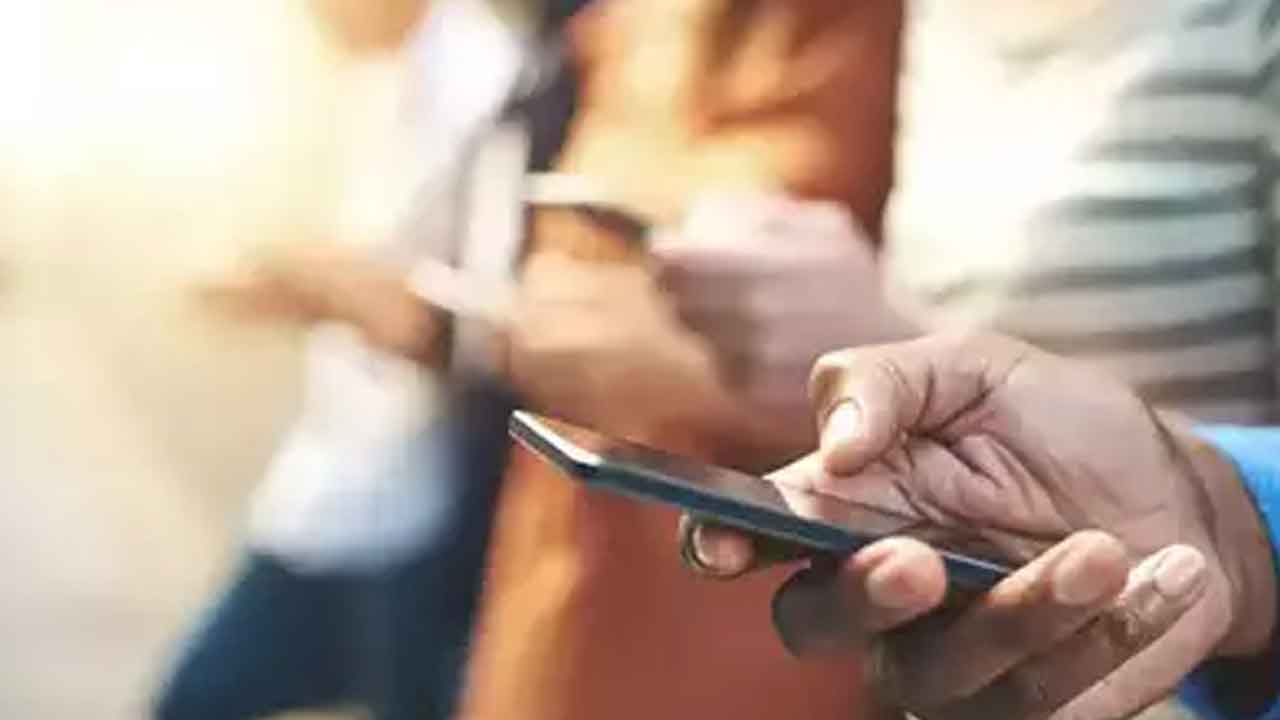 Teachers | స్టాఫ్‌రూం వరకే సెల్‌ఫోన్లు.. టీచర్లపై విద్యాశాఖ ఆంక్షలు