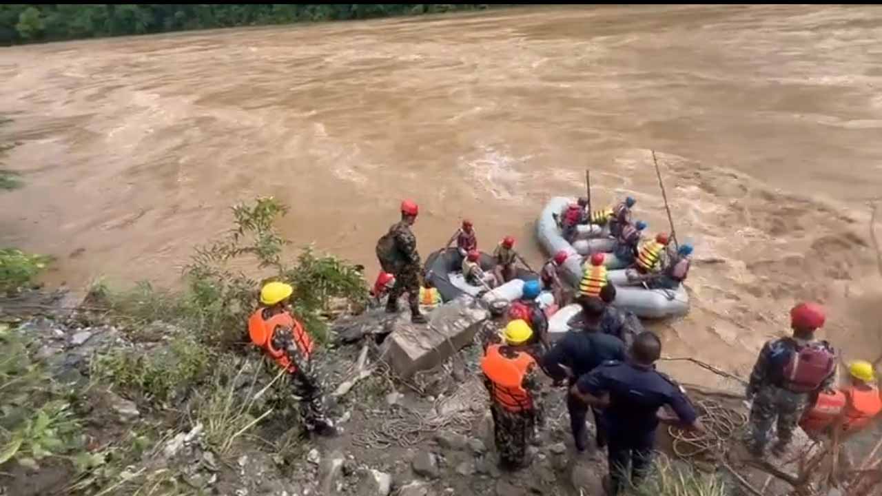 Nepal: నేపాల్ నదిలో కొట్టుకుపోయిన రెండు బస్సులు..  ఇంకా ఆచూకీలేని 51 మంది.. కొనసాగుతున్న సెర్చ్ ఆపరేషన్