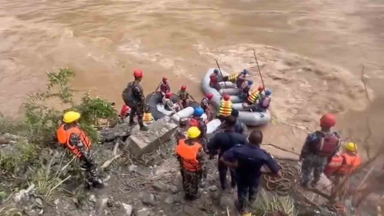Nepal | బస్సులు నదిలో కొట్టుకుపోయిన ఘటనలో.. ఏడుగురు భారతీయులు మృతి