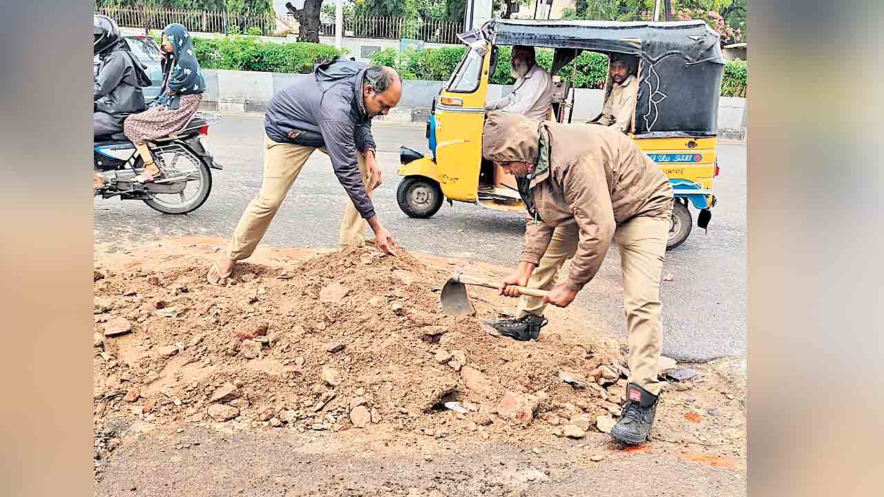 వాహనదారుల ఇబ్బందులకు చలించి..
