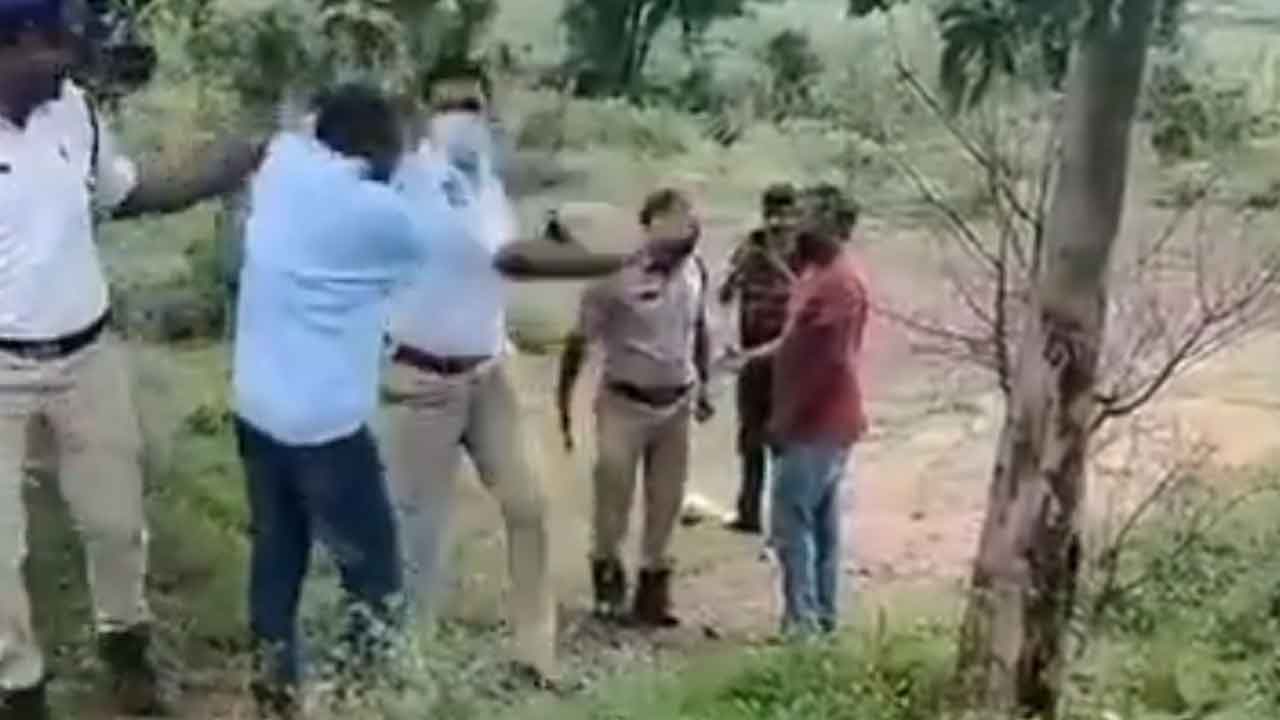 Traffic police | వాహనదారులపై దాడి చేసి.. కాలితో తన్నిన ట్రాఫిక్‌ సీఐ : వీడియో