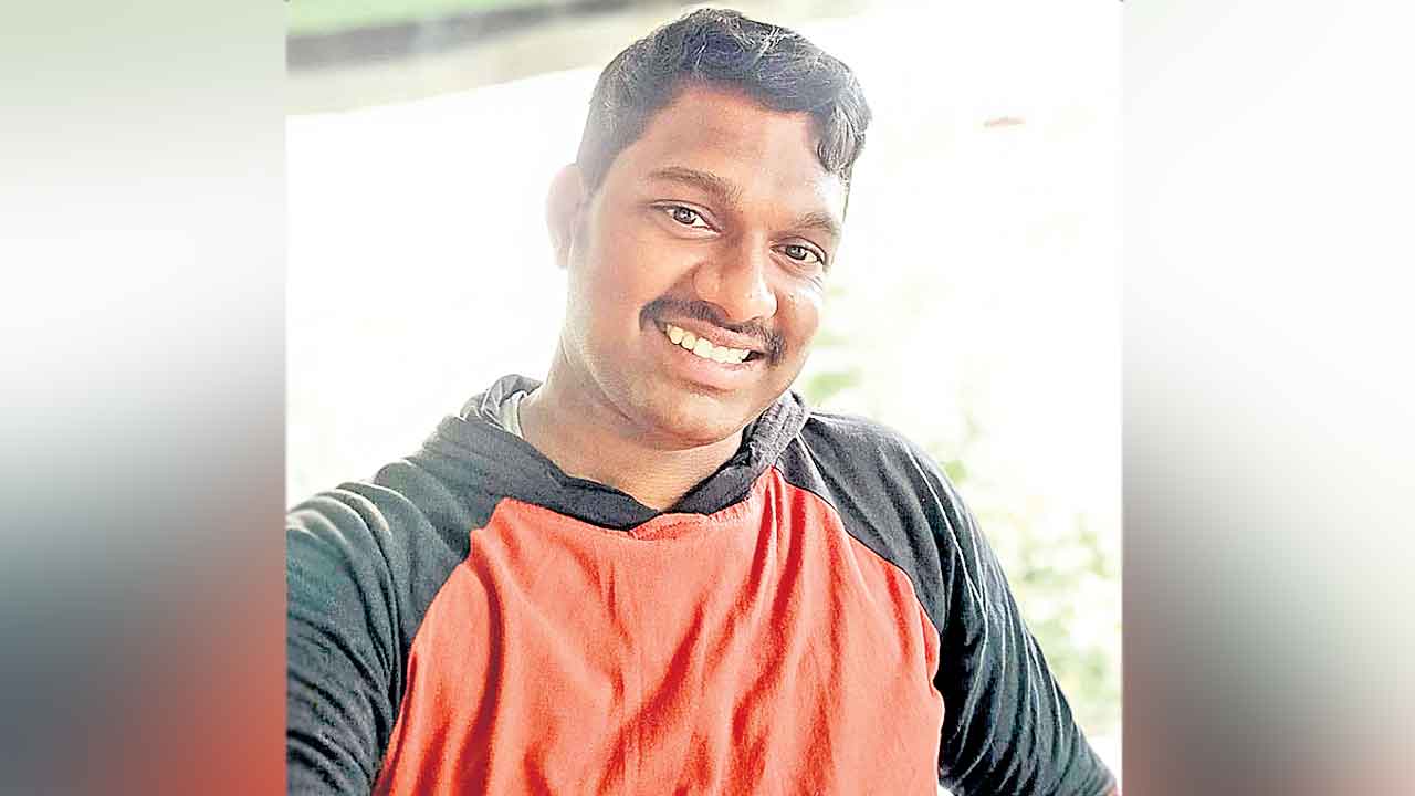 రహదారిపై చెట్టు కూలి యువకుడి మృతి