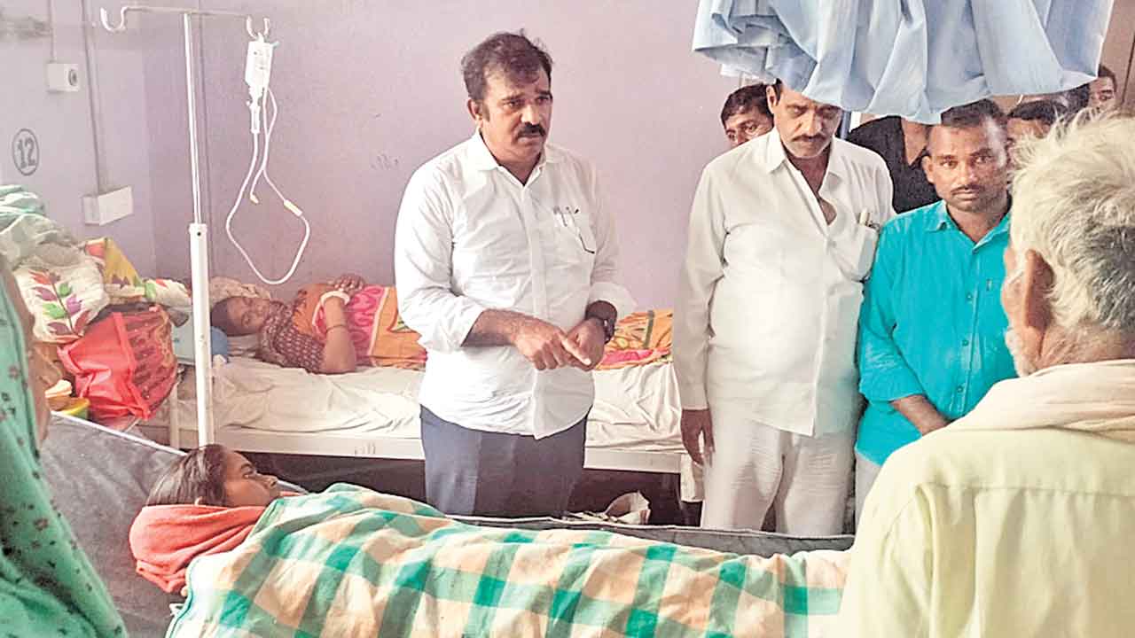గిరిజన రైతులపై కాంగ్రెస్‌ నేతల దాడులు