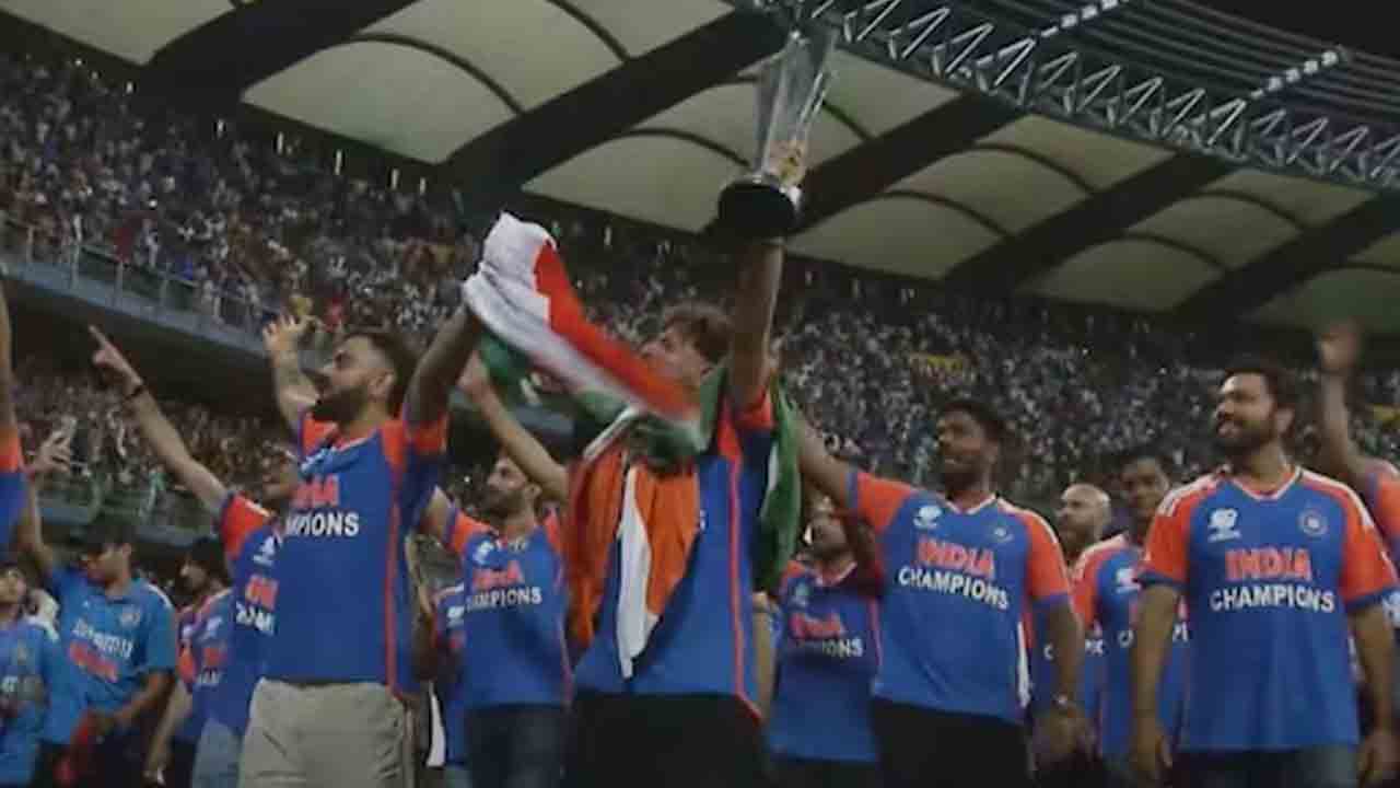 Team India | ద‌ద్ధ‌రిల్లిన వాంఖ‌డే..  క్యాష్‌ప్రైజ్ అందుకున్న రోహిత్ సేన‌.. వీడియో