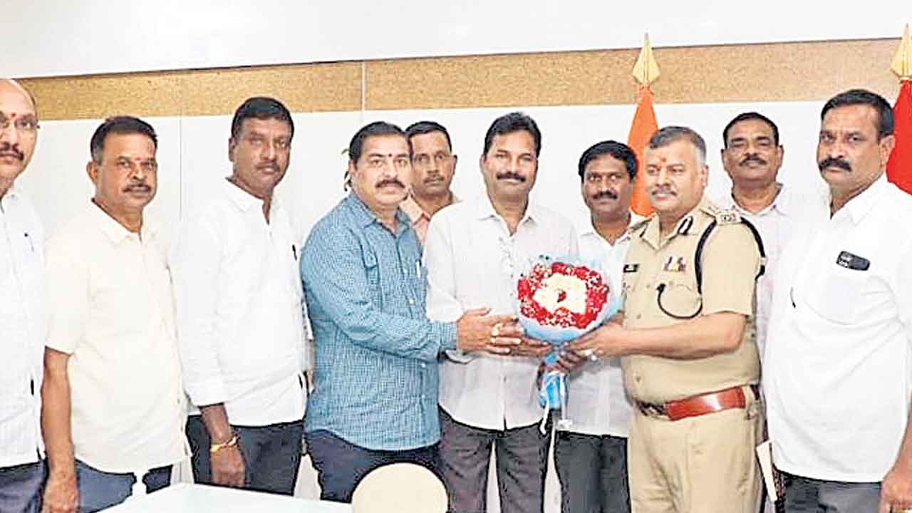 డీజీపీని కలిసిన పోలీసు అధికారుల సంఘం