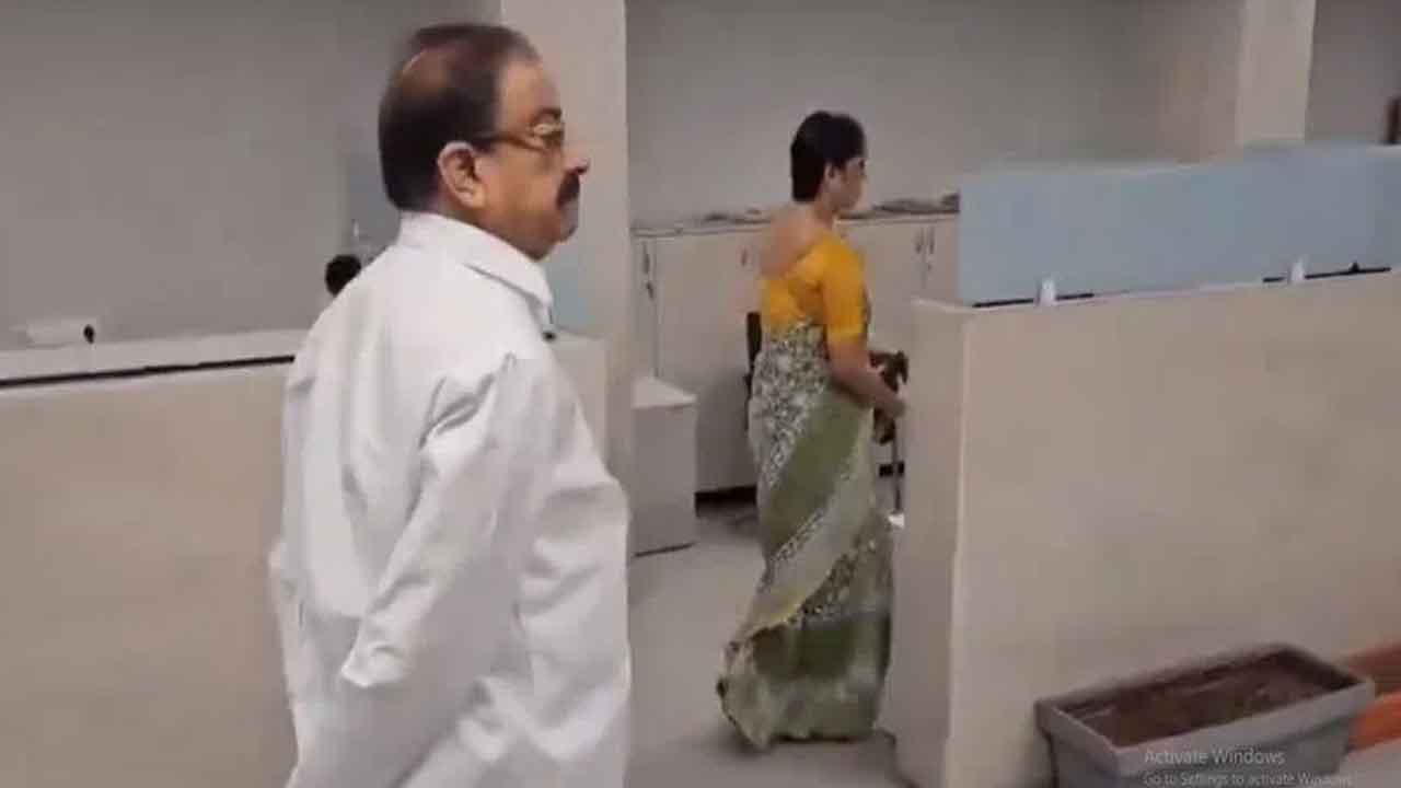 Tummala Nageswara Rao | మీ ఇష్టమున్నప్పుడు ఆఫీస్‌కు వస్తారా?.. ఉద్యోగులపై తుమ్మల ఆగ్రహం