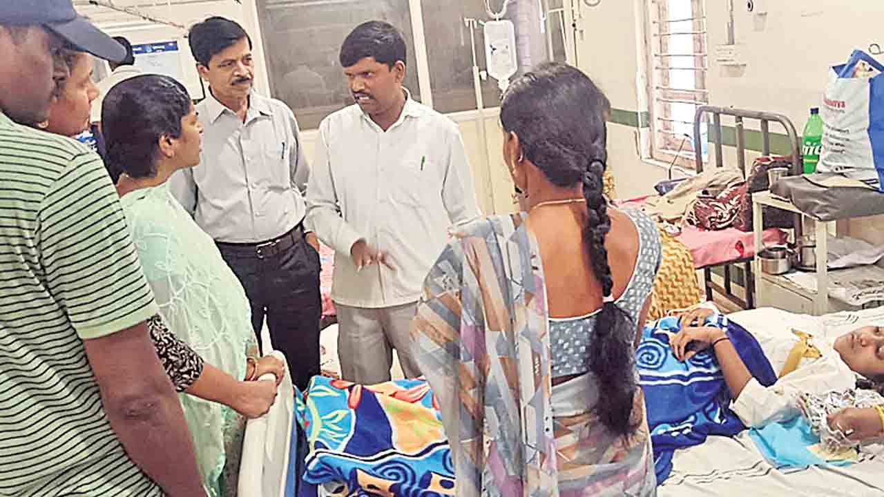 మూడో అంతస్తు నుంచి పడి విద్యార్థినికి తీవ్రగాయాలు