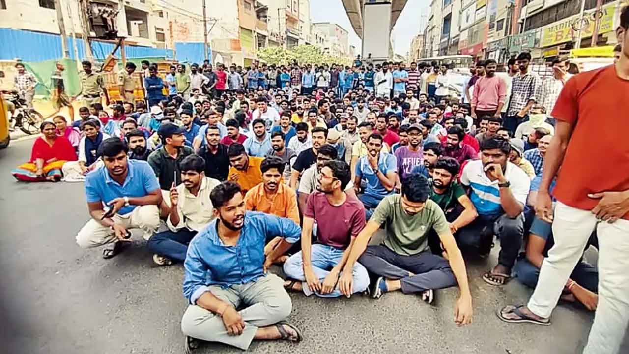 సర్కారును గద్దె దించేదాకా పోరాటం