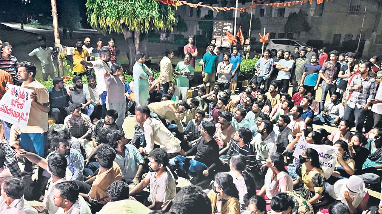 రగులుతున్న నిరుద్యోగులు