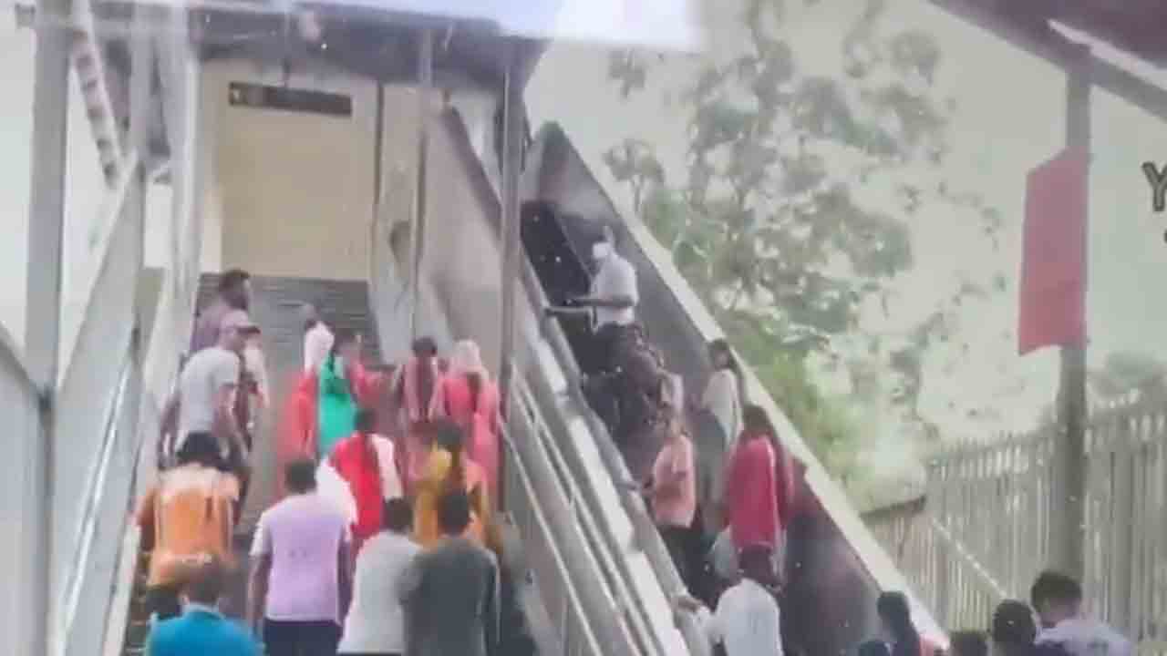 Gandhi Hospital | నిరుద్యోగుల‌ను వెంబ‌డించిన‌ పోలీసులు.. మెట్రో స్టేషన్లోకి పరుగెత్తిన విద్యార్థులు.. వీడియో