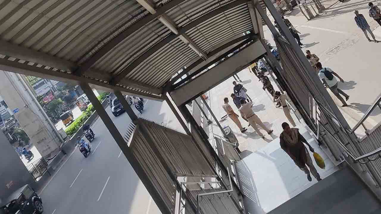 Hyderabad | నిరుద్యోగులకు మెట్రోలోకి నో ఎంట్రీ..! దిల్‌సుఖ్‌న‌గ‌ర్‌లో పోలీసుల అత్యుత్సాహం