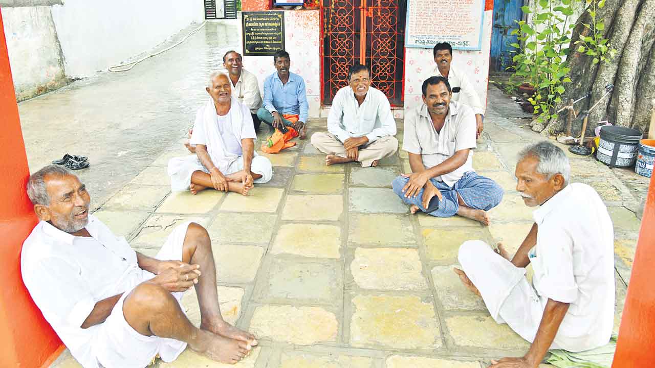 ఒకఆ ఊళ్లో 26 మందికే..