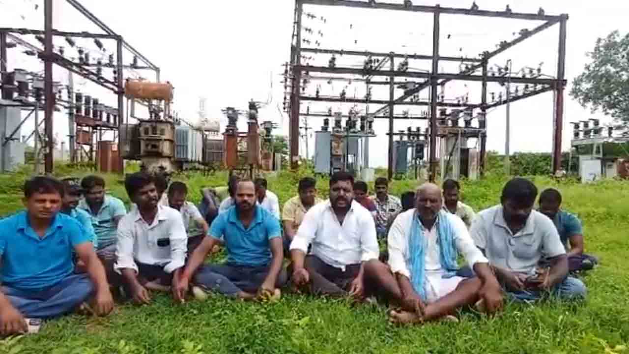 Telangana | విద్యుత్ కోతలు భరించలేక.. సబ్ స్టేషన్ ముట్టడించిన ఊర్కొండ‌పేట‌ రైతులు