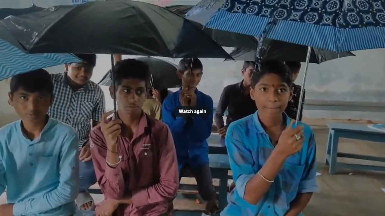 Water leak | వర్షపు నీటిలో గొడుగులు పట్టి పాఠాలు వింటున్న విద్యార్థులు.. మంచిర్యాల జిల్లాలో ఘటన : వీడియో