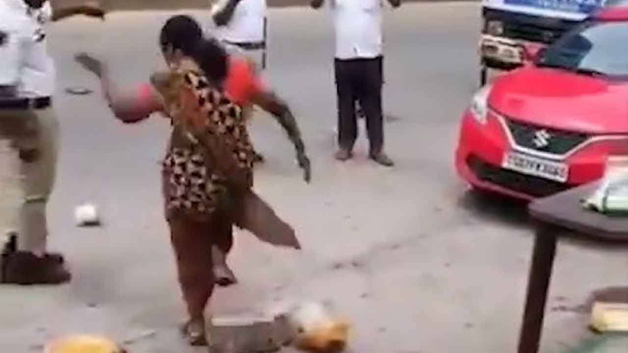 కుమారి ఆంటీకి ఓ న్యాయం.. నాకో న్యాయమా?