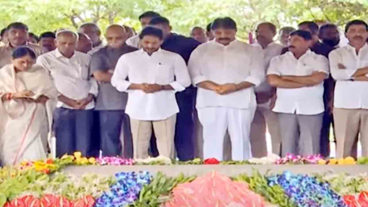 YS Jagan | వైఎస్సార్‌ 75వ జయంతి.. ఇడుపులపాయలో నివాళులర్పించిన జగన్‌