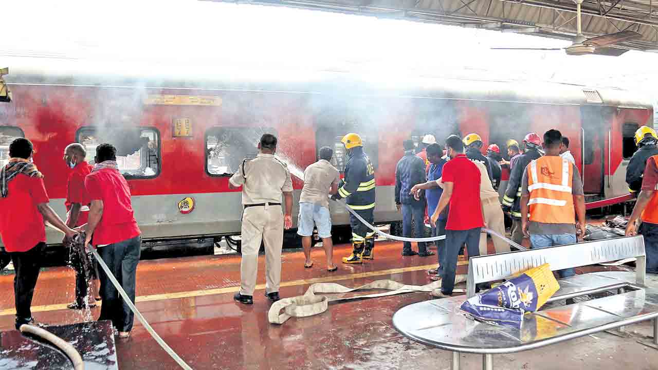 వైజాగ్‌లో కోర్బా ఎక్స్‌ప్రెస్‌ బోగీలకు మంటలు
