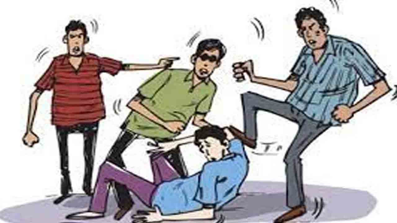 Raging | లక్షెట్టిపేట జ్యోతిబాఫూలే పాఠశాలలో ర్యాగింగ్‌.. జూనియర్‌ విద్యార్థులను చితకబాదిన సీనియర్లు