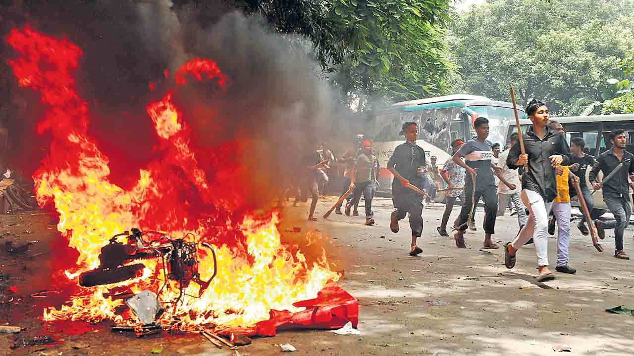 Bangladesh | రగులుతున్న బంగ్లాదేశ్‌.. రిజర్వేషన్ల వ్యతిరేక విద్యార్థి ఆందోళనలో చెలరేగిన హింస