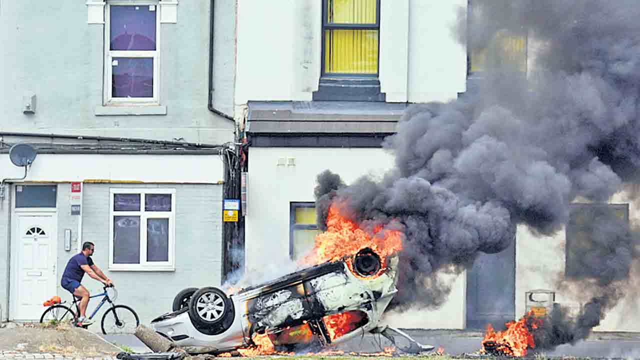 Britain | బ్రిటన్‌లో వలసదారులకు వ్యతిరేకంగా నిరసనలు