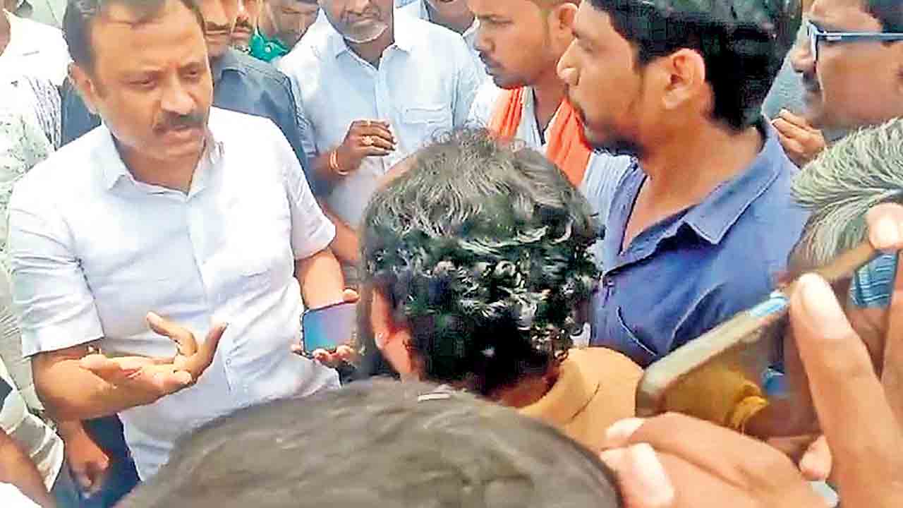 జుక్కల్‌ ఎమ్మెల్యేకు నిరసన సెగ