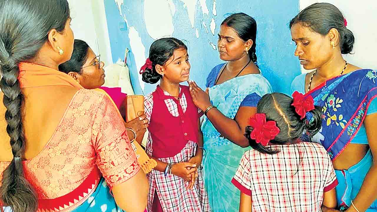 KGBV | మాకు ఈ పాఠశాల వద్దు.. పురుగుల అన్నంపై ప్రశ్నిస్తే కొడ్తుండ్రు.. తల్లిదండ్రులతో కస్తూర్బా విద్యార్థినులు