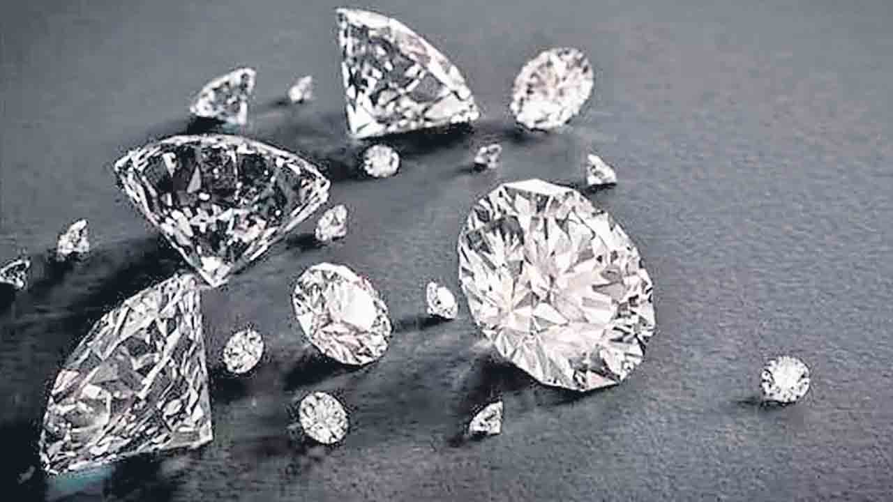 Diamond crisis | సూరత్‌లో ‘డైమండ్‌’ సంక్షోభం.. గిరాకీ లేక ఉద్యోగులను సెలవుపై పంపిన డైమండ్స్‌ తయారీ కంపెనీ..!