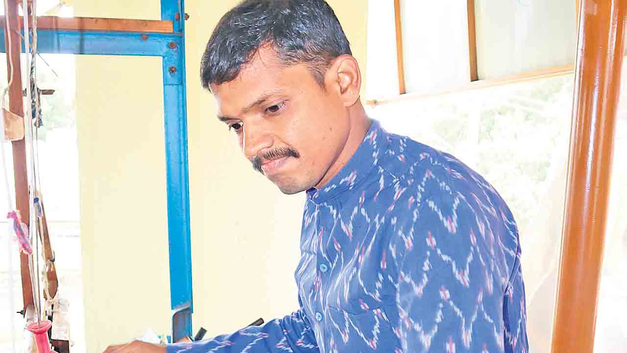 చేనేతలో యువ కళాకారుడి ప్రతిభ